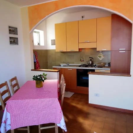 Apartman Quaint Holiday In San Siro With Balcony
