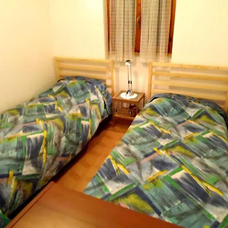 Apartman Quaint Holiday In San Siro With Balcony San Siro